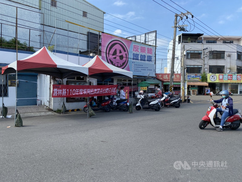 雲林縣政府拚搶振興五倍券加碼現金回饋,20鄉鎮戶政事務所18日起開放兌換,部分戶政事務所場地狹小,臨時更改到其他場址,其中土庫鎮選在國民黨土庫鎮民眾服務站,引發話題。(民進黨雲林縣黨部提供)中央社記者姜宜菁傳真 110年10月19日