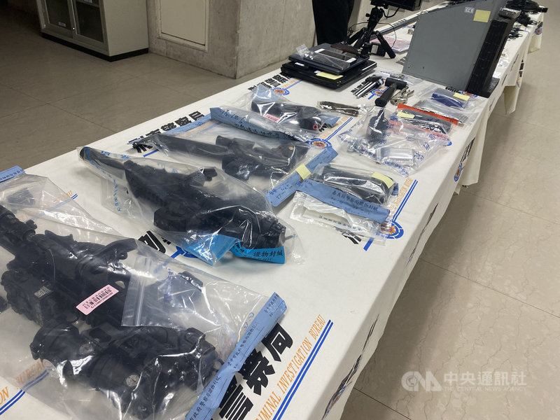 刑事局電信偵查大隊表示,日前網路偵蒐發現,遭通緝的槍師江男和同夥涉嫌自行改造具殺傷力的空氣槍網拍牟利,檢警日前查獲至少7支改造空氣槍和46把長短刀。中央社記者黃麗芸攝 110年10月19日