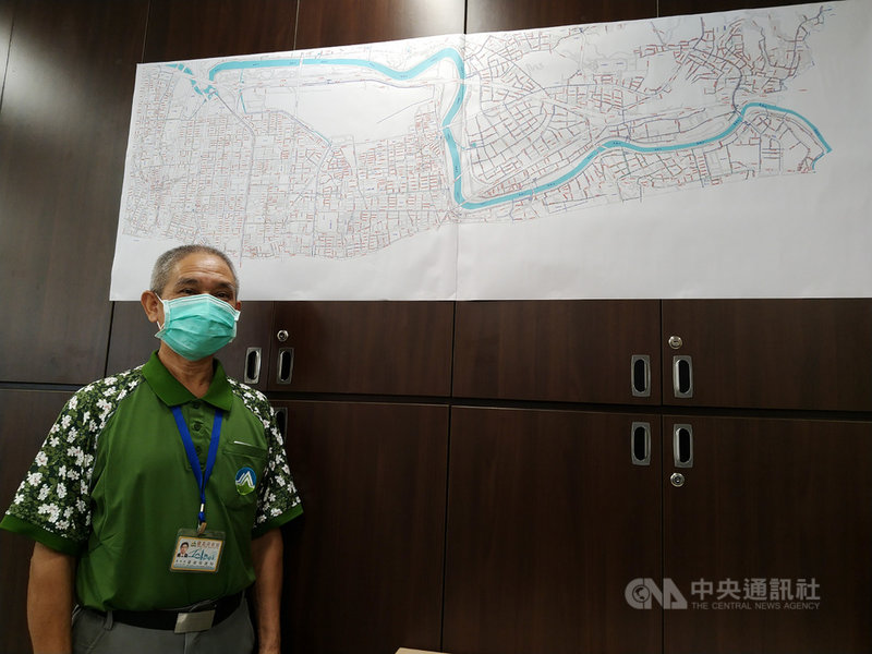 台北市清潔隊溝渠隊班長潘秋林今年已65歲,加入溝渠隊長達43年,更自學以Google Maps及Excel等軟體,歷時約5年繪製轄區內地下溝渠流向示意圖。中央社記者張雄風攝 110年10月19日