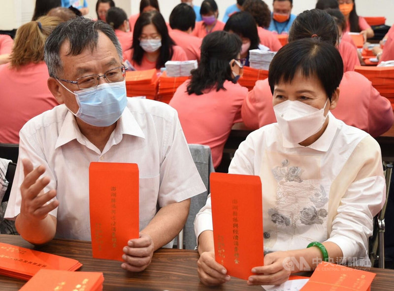 COVID-19疫情重創地方經濟,澎湖縣政府比照109年推出每人新台幣1000元的振興消費禮金,19日起在全縣各村里辦公處分批發放。圖左為縣長賴峰偉、右為澎湖縣議會議長劉陳昭玲。(澎湖縣政府提供)中央社 110年10月19日