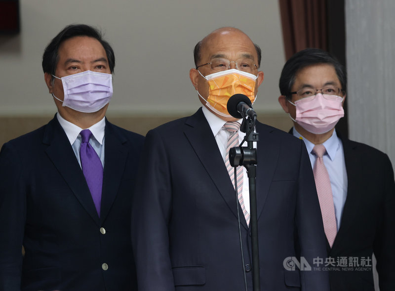 行政院長蘇貞昌(中)19日由行政院政務委員兼發言人羅秉成(左)及祕書長李孟諺(右)陪同,前往立法院提出「111年度中央政府總預算案」報告,並於會前接受媒體聯訪。中央社記者鄭傑文攝 110年10月19日