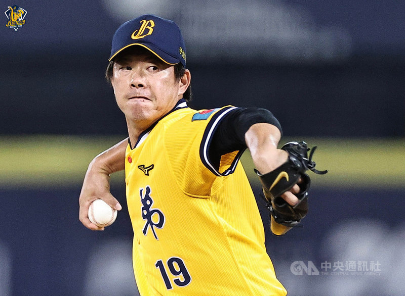 中職統一獅隊19日作客台中洲際球場與中信兄弟隊交手,兄弟投手鄭凱文先發6局失4分、率隊奪勝,也拿下個人單季新高12勝。(中信兄弟提供)中央社記者謝靜雯傳真 110年10月19日