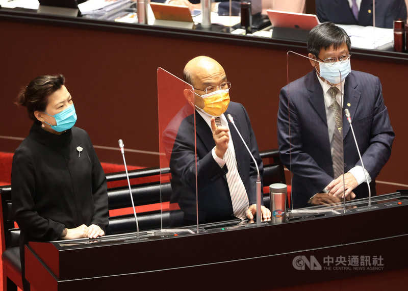 台灣申請加入跨太平洋夥伴全面進步協定(CPTPP),不過傳出日方潑冷水,行政院長蘇貞昌(中)19日在立法院表示,任何有助於國人外貿等有利事情、組織,政府都會極力爭取促成;經濟部長王美花(左)回應,需要諮商對象多,要加入並非易事。中央社記者鄭傑文攝 110年10月19日