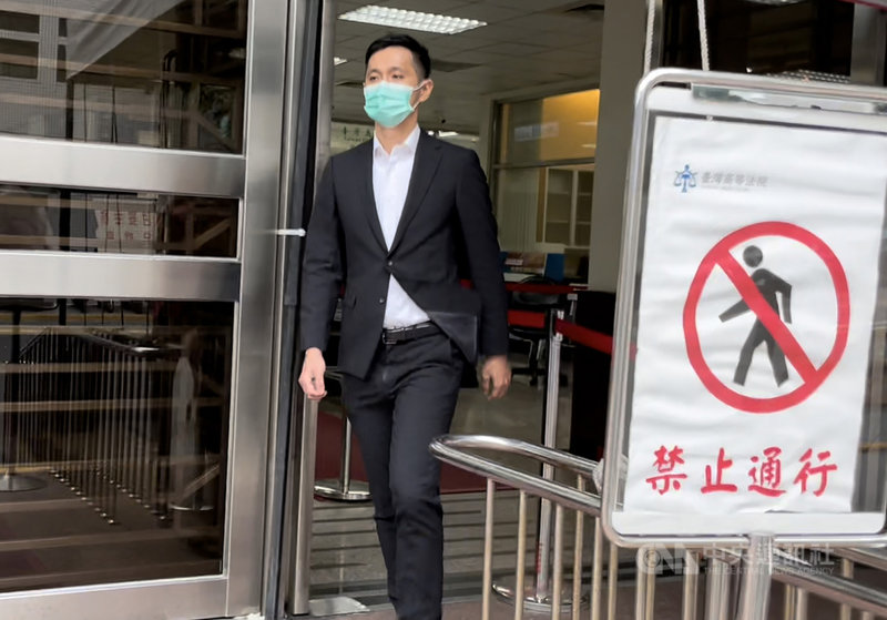 前沃草執行長柳林瑋(圖)涉強吻女子案,一審依強制猥褻罪判刑,經上訴後,二審19日開庭,柳林瑋出庭應訊,庭後離開。中央社記者劉世怡攝 110年10月19日