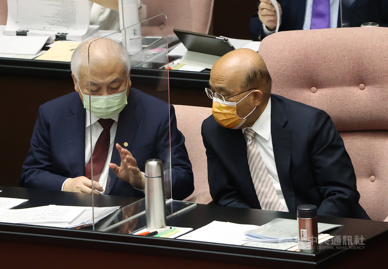 行政院長蘇貞昌(右)19日赴立法院提出「111年度中央政府總預算案」報告,席間與行政院主計總處主計長朱澤民(左)交換意見。中央社記者鄭傑文攝 110年10月19日