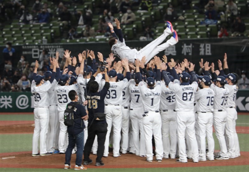 「平成怪物」松坂大輔19日在引退比賽中最後一次站上投手丘,最後以4壞球結束23年棒球生涯,為「松坂世代」畫下句點,照片為西武隊友將他高高拋起。中央社記者楊明珠埼玉攝 110年10月19日
