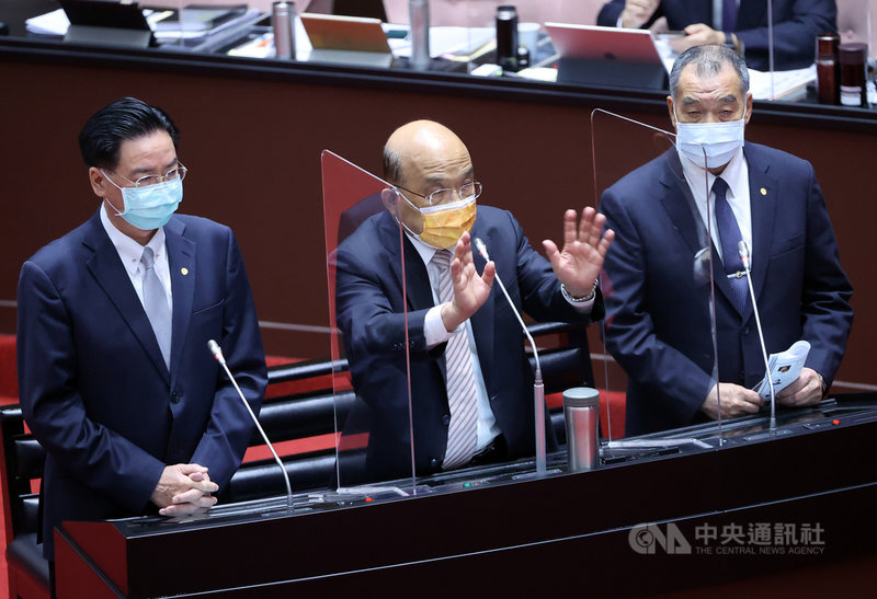 國民黨立委19日在立法院質詢兩岸發生戰爭可能性。行政院長蘇貞昌(中)答覆,「我們都一直以備戰來止戰」;希望不要發生任何戰爭,不要有任何爭執,所以一定要做最努力的準備,以防戰爭發生。右為國防部長邱國正、左為外交部長吳釗燮。中央社記者鄭傑文攝 110年10月19日