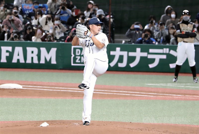 「平成怪物」松坂大輔19日在引退比賽中最後一次站上投手丘,他先發投1打席後正式引退,結束23年的「松坂世代」。中央社記者楊明珠埼玉攝 110年10月19日