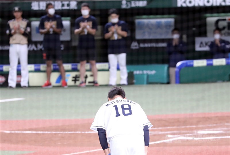 松坂大輔19日結束23年棒球生涯，圖為松坂引退賽後鞠躬，為「松坂世代」畫下句點。中央社記者楊明珠埼玉攝 110年10月19日