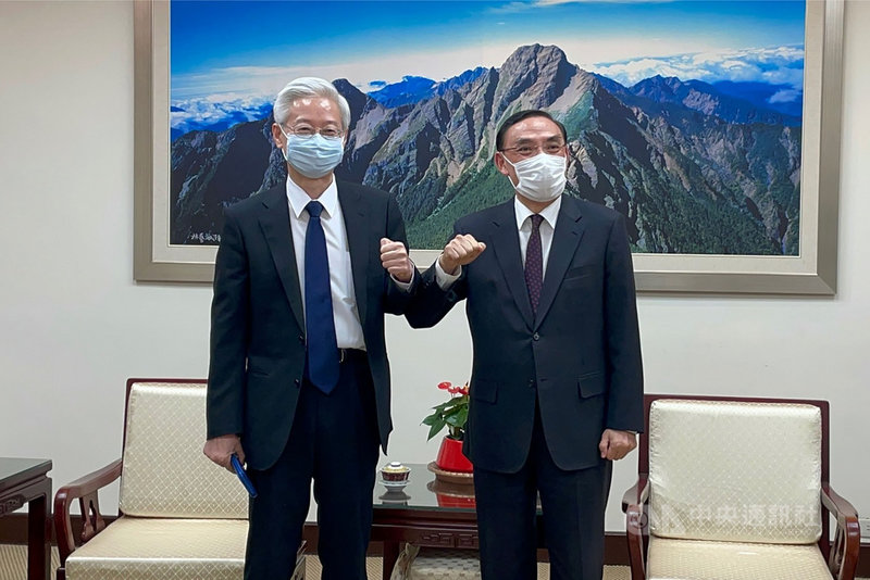 精障者犯罪引發社會擔憂,司法院提案刑事訴訟法修法增「緊急監護」制度,法務部有不同意見。法務部長蔡清祥(右)19日晚間邀司法院秘書長林輝煌(左)會談,盼達成共識,完備社會安全網。中央社記者劉世怡攝 110年10月19日