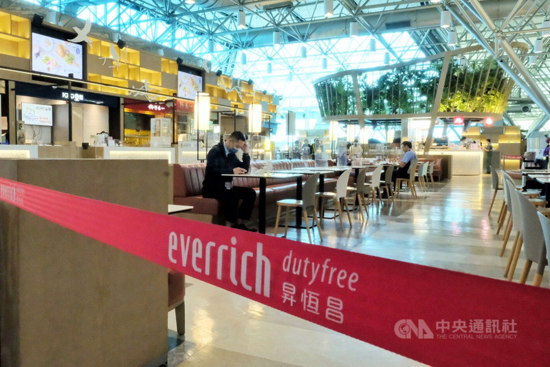 桃園國際機場19日起開放飲食,許多旅客及員工,都搶先體驗久違在機場用餐的時光,希望這是國境解封的第一步,未來可以逐步開放,業者也都做好動線規劃防疫。中央社記者吳睿騏桃園機場攝 110年10月19日