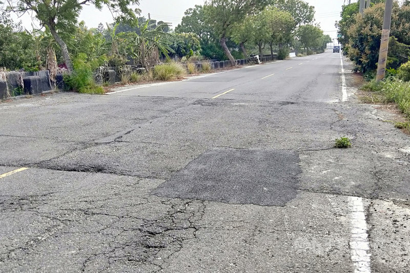 台南市鹽水區道南70線因車流量大,日久導致多處路面龜裂待修補,市府向中央爭取經費專案改善,預計20日進場施作。(台南市工務局提供)中央社記者楊思瑞台南傳真 110年10月19日