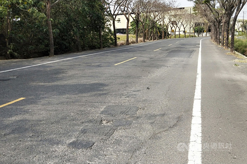 台南市新營區道南72線因車流量大,導致多處路面龜裂待修補,影響行車品質,台南市政府向中央爭取經費改善,預計20日開始施工。(台南市工務局提供)中央社記者楊思瑞台南傳真 110年10月19日