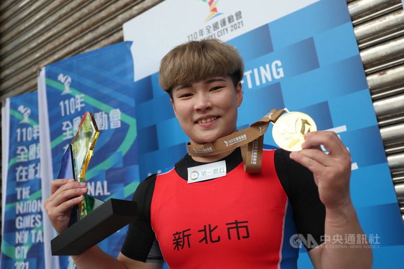110年全國運動會舉重項目19日在中和高中舉行,台灣舉重好手陳玟卉(圖)在女子76公斤級,以抓舉101公斤、挺舉130公斤、總和231公斤,為地主新北市添得一面金牌。中央社記者吳家昇攝 110年10月19日