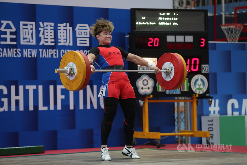 110年全國運動會舉重項目19日在中和高中展開賽事,台灣舉重女將陳玟卉(圖)在女子76公斤級以抓舉101公斤破大會紀錄。中央社記者吳家昇攝 110年10月19日
