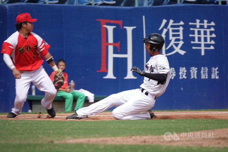 110年全國運動會棒球賽台南市隊19日與新北市隊在新莊棒球場交手,台南市隊簡子寬(右)單場2支三壘打、貢獻2分打點,率隊以3比1擊敗新北市隊、晉級4強。中央社記者謝靜雯攝 110年10月19日