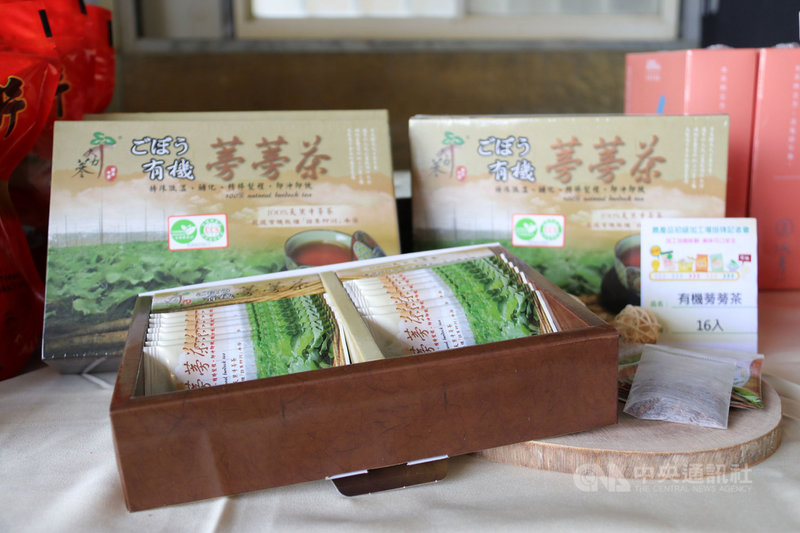 屏東縣第一座農產品初級加工場由屏東市歸來地區的牛蒡打前鋒,大力蔘農產品初級加工場19日掛牌,由農糧署委託專業團隊輔導建立符合食安標準的牛蒡乾燥室及提升加工技術,相關產品逐漸獲得通路業者青睞。(農糧署提供)中央社記者郭芷瑄傳真 110年10月19日