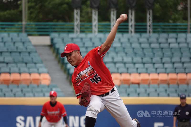 110年全國運動會棒球賽程持續展開,台東縣隊19日與台中市隊交手,台東縣先發投手林郅騏(中)主投5局無失分,加上隊友打擊發揮,率隊以10比0、7局提前拿勝。中央社記者謝靜雯攝 110年10月19日