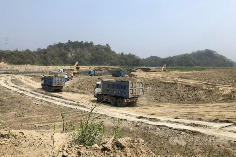 台南市水利局19日指出,目前經前瞻計畫辦理白河水庫清淤工程已有初步成效,今年5至6月梅雨鋒面期間,水庫蓄水率曾達90%,比對這兩年蓄水情形,在大約相同的水位下,109年庫區內大面積淤積情況已不復見。(台南市水利局提供)中央社記者楊思瑞台南傳真 110年10月19日