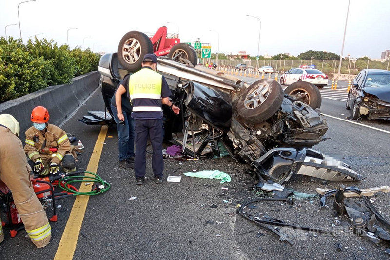何姓男子19日下午駕駛自小客貨車從國道一號281公里處的新營北向地磅逆向行駛,在內側車道與廖姓男子駕駛的自小客車對撞,何男傷勢嚴重、廖男輕傷,兩人皆送醫治療。(讀者提供)中央社記者楊思瑞台南傳真 110年10月19日