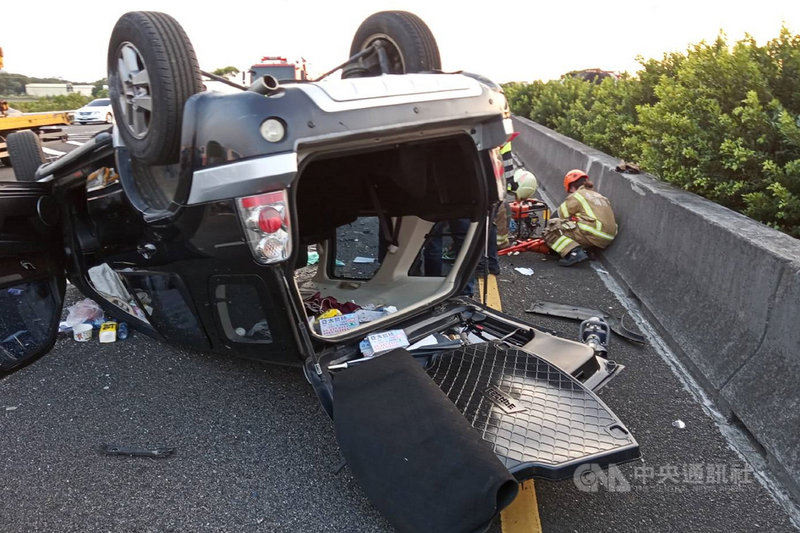 國道一號新營路段19日下午發生兩車對撞車禍,警方初步調查發現為何姓男子駕駛自小客貨車,於新營北向地磅處逆向往南行駛於內側車道,與順向行駛、由廖男駕駛的自小客車對撞,兩人皆受傷送醫。(讀者提供)中央社記者楊思瑞台南傳真 110年10月19日