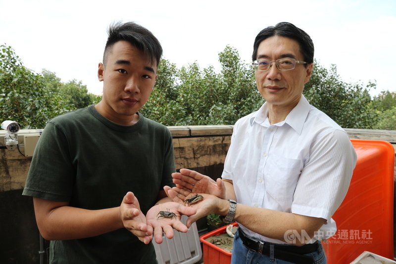 中興大學全球變遷生物學中心主任、生命科學系教授施習德(右)與研究生張凱(左)投入台灣旱招潮戶口大普查。(中興大學提供)中央社記者趙麗妍傳真 110年10月19日