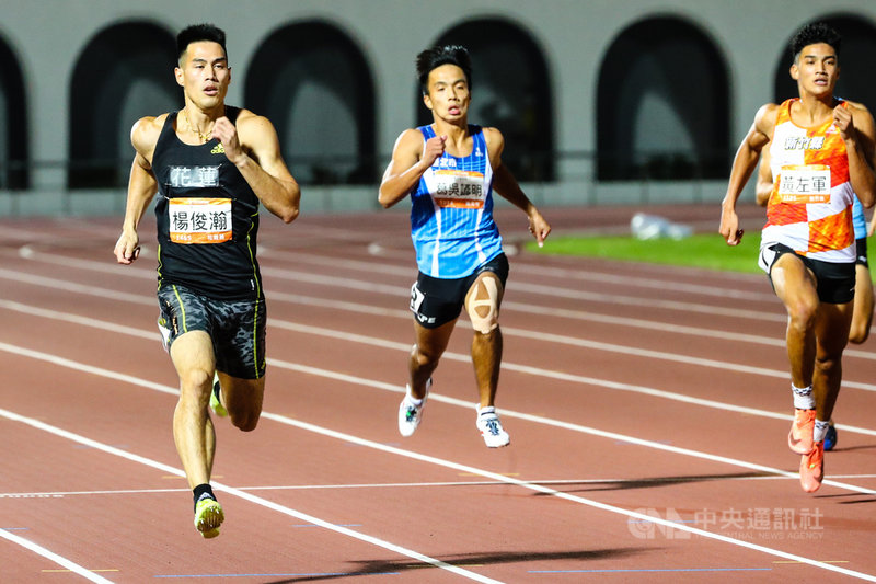 110年全國運動會男子組田徑200公尺準決賽19日晚間舉行,代表花蓮縣出賽的「台灣最速男」楊俊瀚(左)跑出20秒61的成績,以分組第一之姿晉級決賽。中央社記者王騰毅攝 110年10月19日