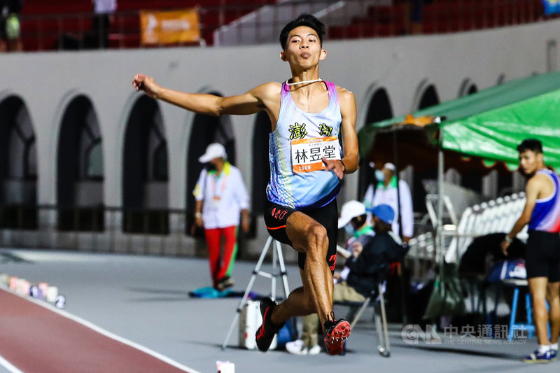 110年全國運動會田徑男子組跳遠賽事19日晚間進行決賽,澎湖縣選手林昱堂最終以7.99公尺成績拿下本屆金牌,且於次佳成績7.95公尺出爐時就已打破大會紀錄。中央社記者王騰毅攝 110年10月19日