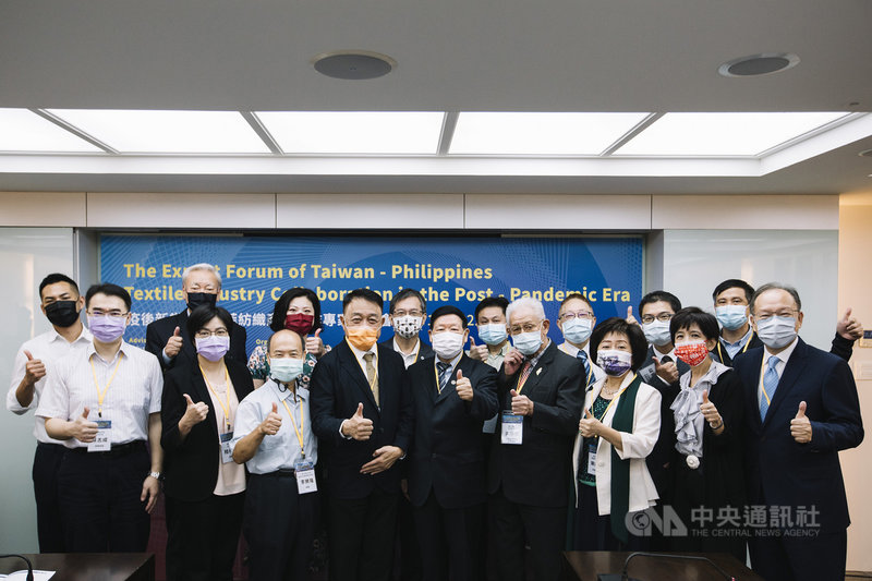 工研院與台灣產業用紡織品協會、菲律賓紡織研究所(PTRI)等單位19日舉辦「台菲紡織產業合作專家座談會」,討論個人防護裝備與鳳梨纖維等紡織業合作前景。(工研院提供)中央社記者陳妍君馬尼拉傳真 110年10月19日