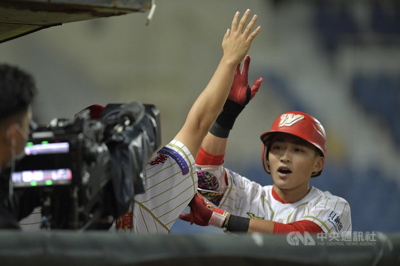 中職味全龍隊與樂天桃猿隊19日在斗六球場交手,龍隊野手郭天信5局轟出陽春砲,單場貢獻2安1打點,助隊終場以8比7奪勝。(味全龍隊提供)中央社記者謝靜雯傳真 110年10月19日