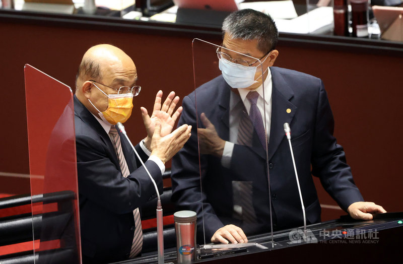 高雄市鹽埕區城中城大樓火警造成重大傷亡。行政院長蘇貞昌(左)19日與內政部長徐國勇(右)在立法院答詢時表示深感自責,並跟家屬表達很對不起,政府應該要做得更好。中央社記者鄭傑文攝 110年10月19日