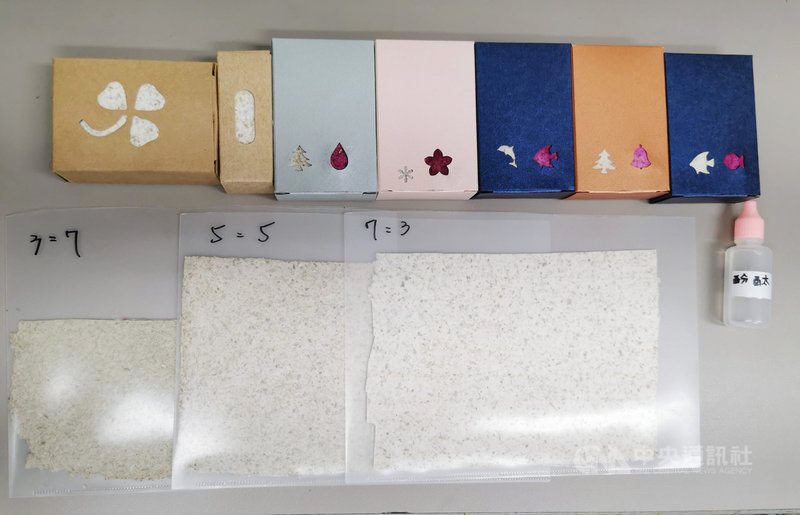 屏東高工師生利用酸鹼中和及指示劑變色原理,製造可隨時間增加導致顏色變淡的時間紙,能用於食品外包裝,以監控和確保食品保鮮期,達到循環再利用、廢棄物減量的效益,獲高中綠色化學創意競賽技術型高中組金牌。(教育部提供)中央社記者許秩維傳真 110年10月19日