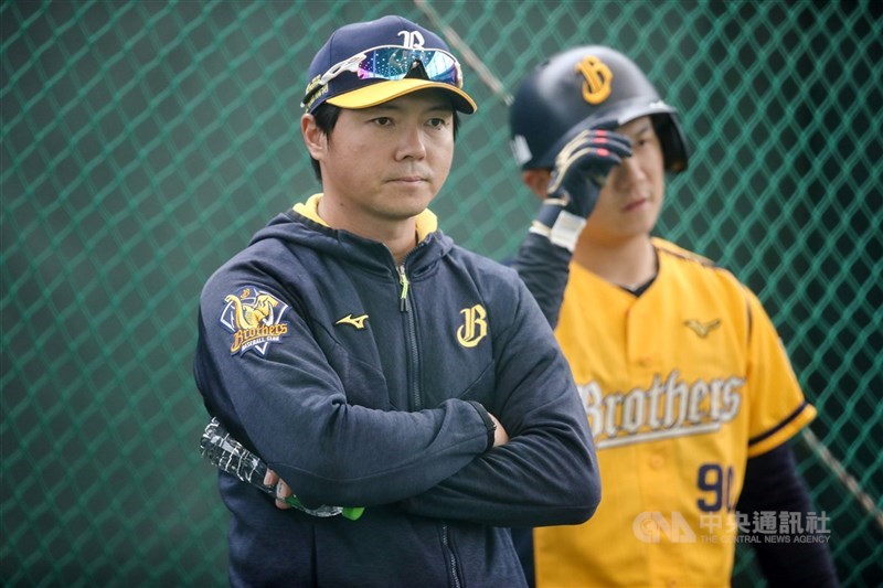 中信兄弟總教練林威助(左)高中時期在日本打球跟松坂大輔同屆,如今看到他要引退,也想起松坂大輔曾付出過的努力。(中央社檔案照片)