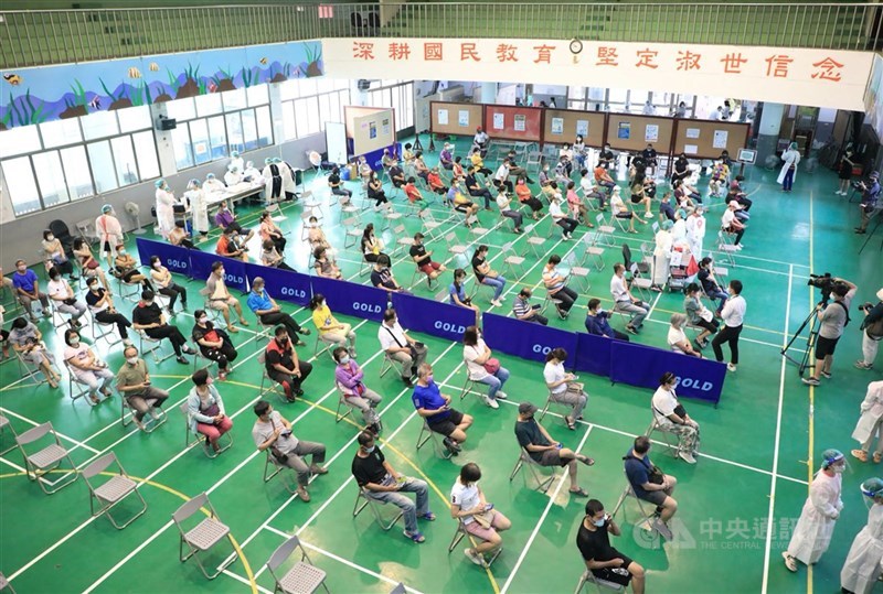 台中市超過1萬名65歲以上長者經市府專案造冊後,19日下午又搶上網登記,導致符合資格民眾登記不到莫德納疫苗施打,市府將開放快打站提供符合資格者接種。(中央社檔案照片)