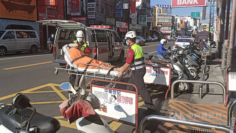 苗栗縣警方指出,26歲劉姓男子近日疑不滿古姓女友提分手,涉嫌持槍恐嚇對方,警方接獲古女報案19日下午前往女方租屋處查看,赫見劉男已中槍倒臥床上,緊急通報送醫。(民眾提供)中央社記者管瑞平傳真 110年10月19日