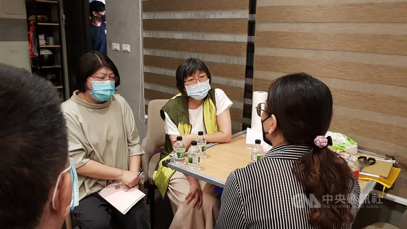 高雄市11個月大女嬰日前在保母家中疑摔倒送醫不治,保母遭社會局撤銷居家托育登記,且終身不得再擔任托育人員。社會局副局長葉玉如(右2)19日慰問女嬰家屬。(高雄市社會局提供)中央社記者蔡孟妤傳真 110年10月19日