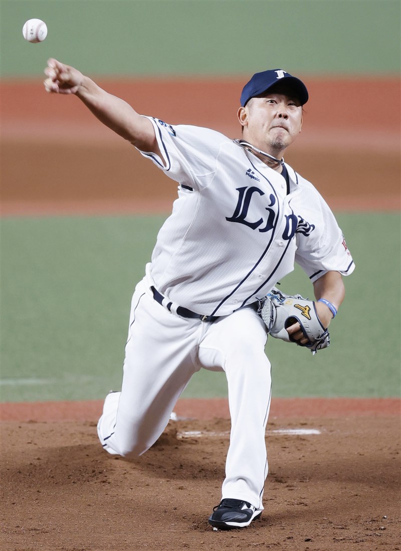 「平成怪物」松坂大輔19日在引退比賽中最後一次站上投手丘,最後以4壞球結束23年棒球生涯,為「松坂世代」畫下句點,全場響起掌聲。(共同社)