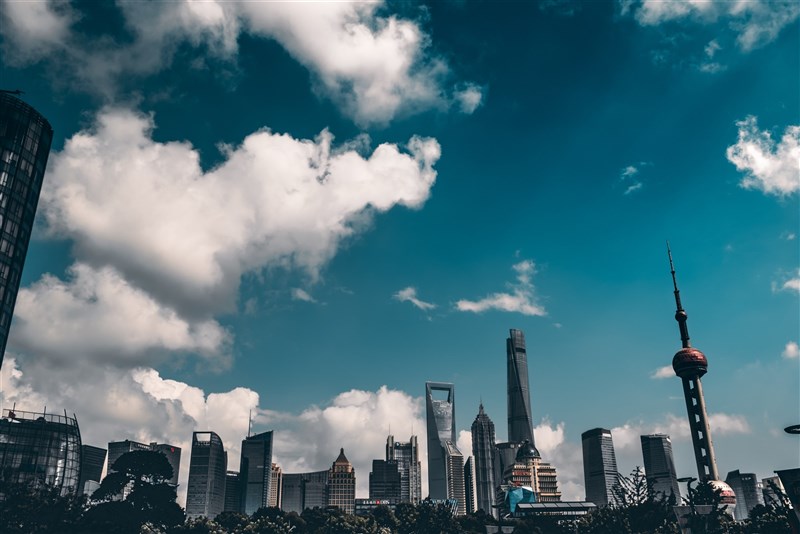 中國第3季經濟成長率不及之前預測的5%,路透社分析指出,中國停滯性通膨風險上升,若政策沒有變化,第4季經濟增速可能持續放緩。(圖取自Pexels圖庫)