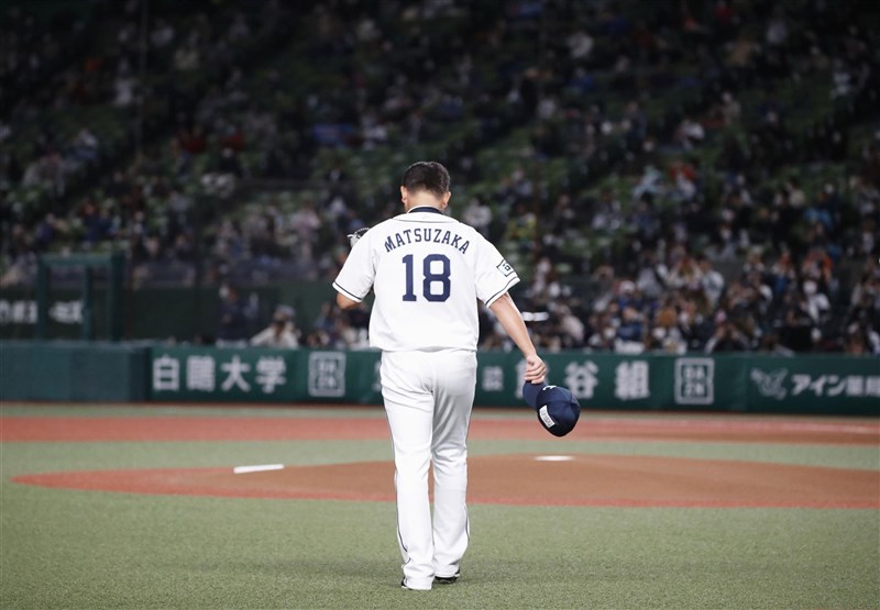 松坂大輔19日結束23年棒球生涯,為「松坂世代」畫下句點,全場響起掌聲。(共同社)