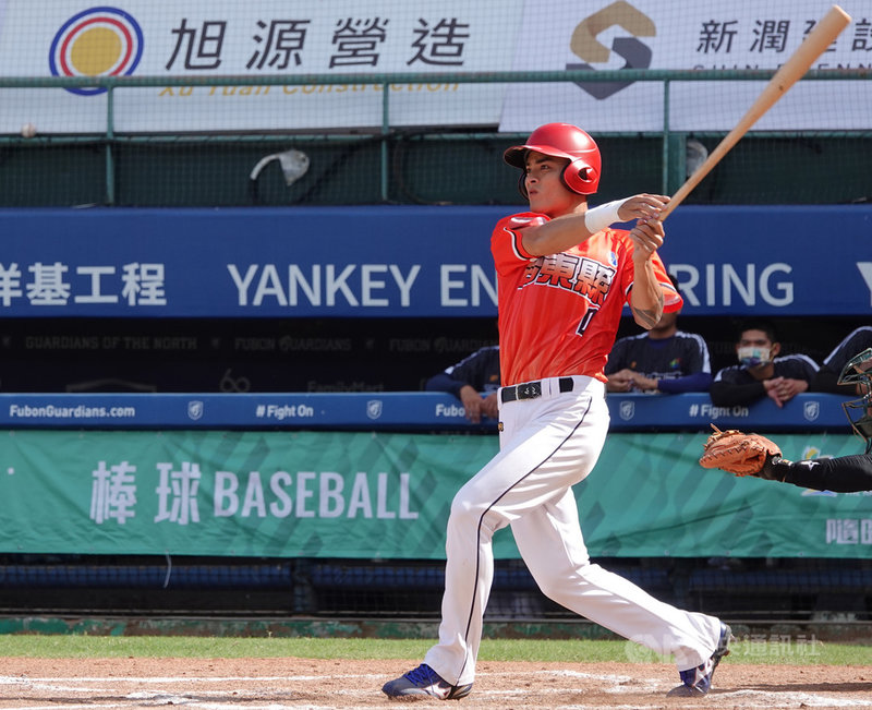 110年全國運動會棒球台東縣隊陣中好手陽杰恩被看好有挑戰職棒潛力,但他表示,拿定主意想在社會隊打球、求穩定,家人也很支持,畢業後就加入台灣電力成棒隊,目前在隊中專職投手、定位後援。中央社記者謝靜雯攝 110年10月19日