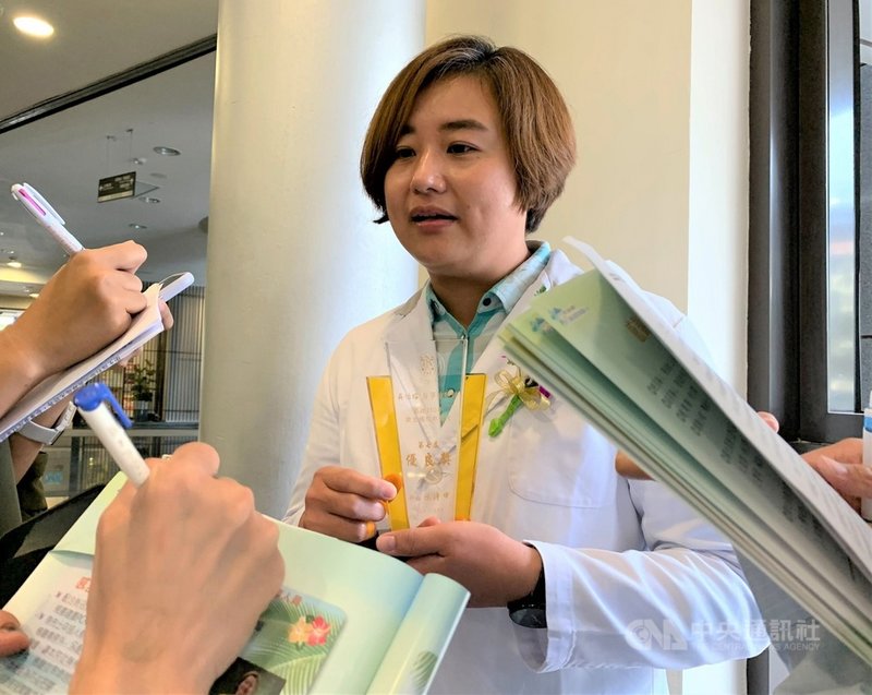 衛福部台中醫院醫事檢驗師吳怡瑢擔任醫檢師至今已有14年,COVID-19本土疫情爆發後,率先擔起檢驗任務,配合夜間、假日輪值,衝高醫院檢驗量能,讓醫師得以快速做出正確處置,替防疫把關,19日獲衛福部表揚。中央社實習記者王穎皓攝 110年10月19日