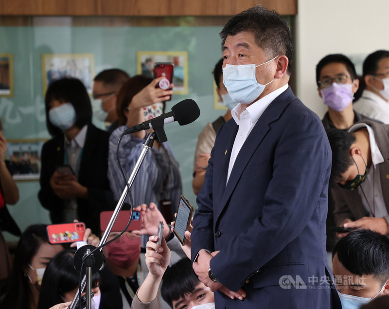 民眾接種中國疫苗國藥與科興,未來返台將可註記在黃卡。衛生福利部長陳時中(前)19日接受訪問時表示,這是針對事實認定有接種過這兩支疫苗,但是否承認要另案研究。中央社記者鄭傑文攝 110年10月19日
