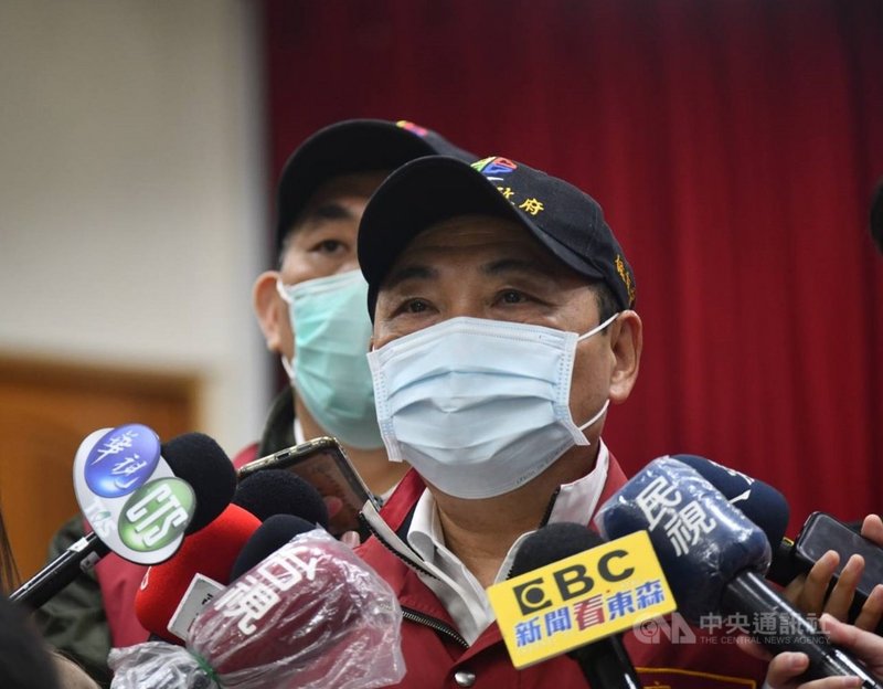 新北市雙溪區虎豹潭落水意外仍有2人失蹤, 新北市政府把握黃金72小時持續搜救;市長侯友宜(前)19日受訪表示,市府已跨局處聯合查察有多少業者舉辦類似活動,並瞭解營運狀況和帶隊的情形。(新北市政府提供)中央社記者王朝鈺傳真 110年10月19日