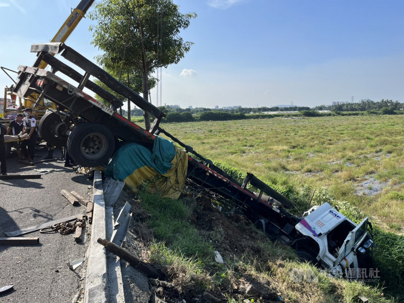 國1南向351.7公里處岡山段20日上午一輛自小客車疑因爆胎擦撞聯結車,導致聯結車失控追撞另輛車後雙雙滑落邊坡,肇事自小客駕駛棄車逃逸,警方將持續追查到案說明。(國道公路警察局提供)中央社記者洪學廣傳真 110年10月20日