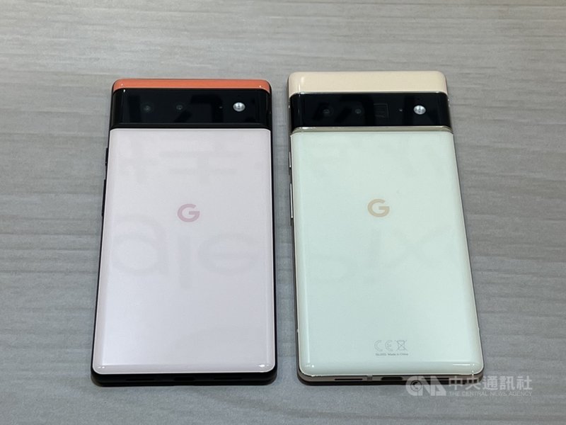 Google 20日在台灣舉辦硬體產品體驗活動,展示新發表的Pixel 6(左)、Pixel 6 Pro(右)手機。中央社記者吳家豪攝 110年10月20日