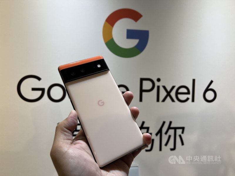 Google 20日在台灣舉辦硬體產品體驗活動,展示Pixel 6手機,搭載自家研發的Tensor晶片,深度結合人工智慧(AI)及機器學習技術。中央社記者吳家豪攝 110年10月20日