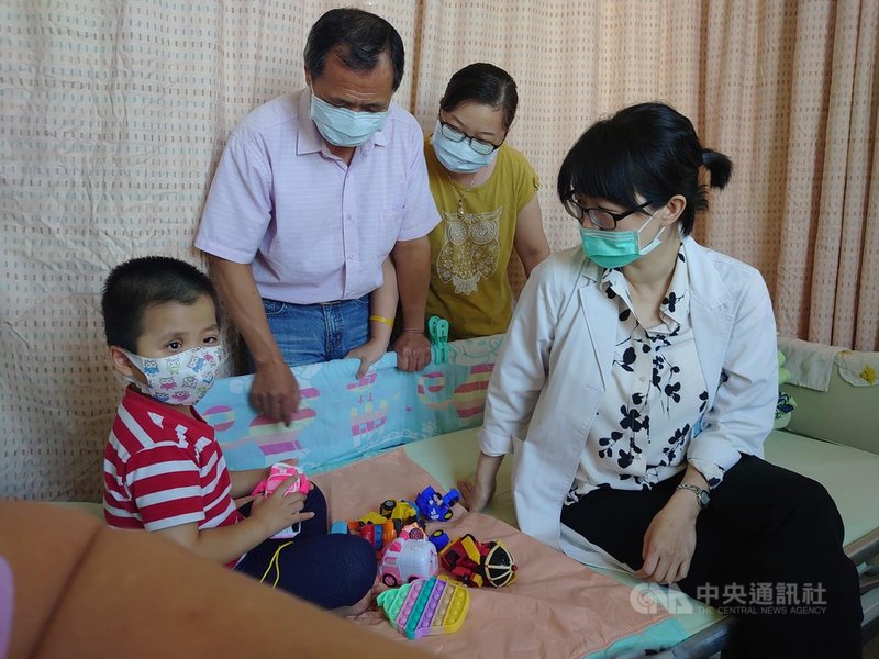高雄醫學大學附設中和紀念醫院表示,4歲張姓男童罹患視網膜母細胞瘤,右眼已摘除,僅剩左眼,再不搶救恐陷入黑暗世界,因此尋求美日協助,搶救僅剩左眼。(高雄醫學大學附設中和紀念醫院提供)中央社記者蔡孟妤傳真 110年10月20日