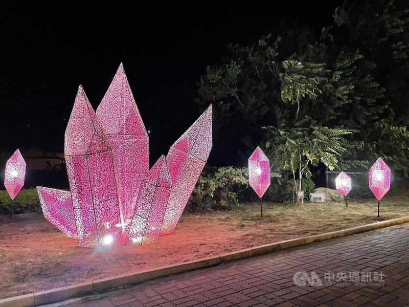 因應COVID-19疫情趨緩,「2021金色寧境 金門海洋藝術季」23日開展,10大藝術裝置與土地的對話登場,每天展出到晚上,縣府期盼藉此發展金門的夜間觀光。中央社記者黃慧敏攝 110年10月20日