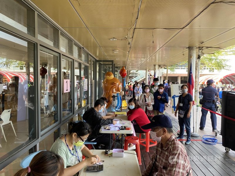 配合振興五倍券,雲林縣府推出雲林在地消費滿新台幣500元憑發票回饋10%現金,20日為兌換第3天,2500萬元預算被兌換一空。圖為兌換人潮。(雲林縣政府提供)中央社記者蔡智明傳真 110年10月20日