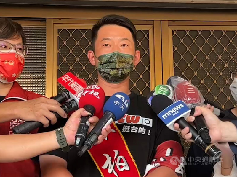 台中市第2選區台灣基進立委陳柏惟罷免案投票倒數,對於媒體提問罷免案是否升級為藍綠風暴,陳柏惟(中)20日表示,當罷免的一方與關心或不關心這件事的人,大家都在一起,他認為這是一個「社會縫合之旅」。(民眾提供)中央社記者趙麗妍傳真 110年10月20日